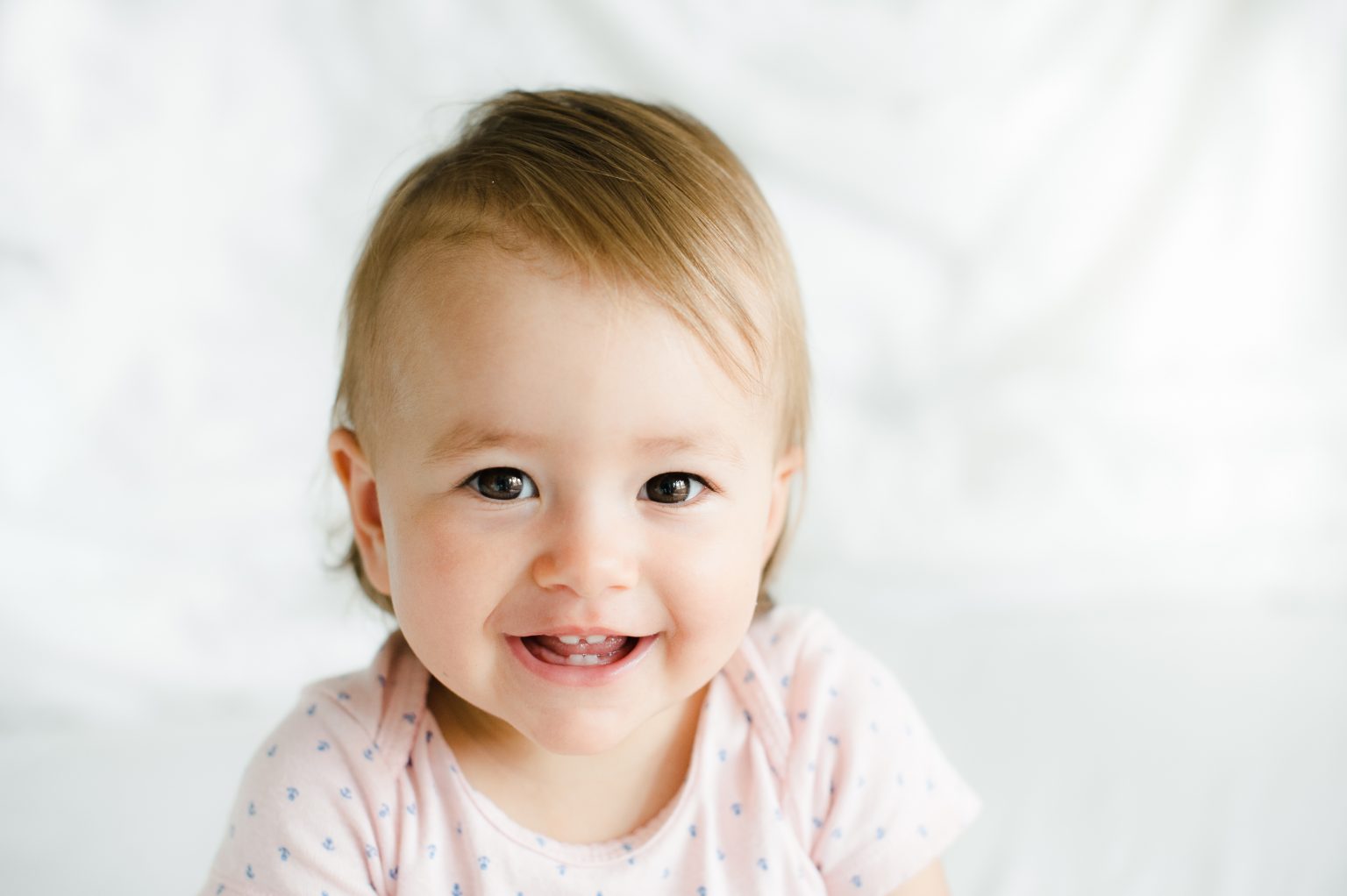 Фото ребенка 8 месяцев с молочными зубами сидеть девочки